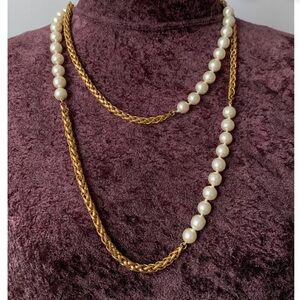 Elegant Gold and Faux Pearl Necklace